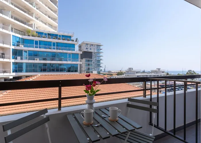 Appartamento Modern Bursting With Style In Larnaca